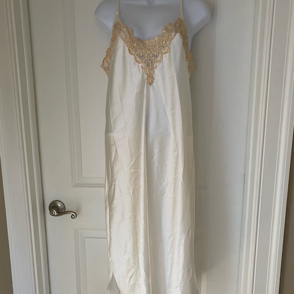 Vintage Intimo Amore long nightgown embroidered lace and pearls size S